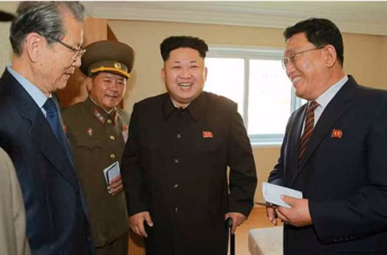 Theo KCNA, những tấm ảnh được chụp trong chuyến đi thị sát khu đô thị mới vừa được hoàn thành dành cho các nhà nghiên cứu khoa học của Triều Tiên ...