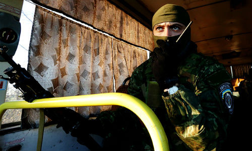 Binh sĩ Ukraine đóng quân gần sân bay Donetsk.