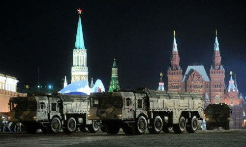 Iskander-M là tổ hợp tên lửa đạn đạo chiến thuật tầm ngắn có khả năng hoạt động trên mọi địa hình và trong mọi điều kiện thời tiết, bên cạnh đó nó còn có thể mang theo các đầu đạn hạt nhân với tầm bắn tối đa lên tới 500km.