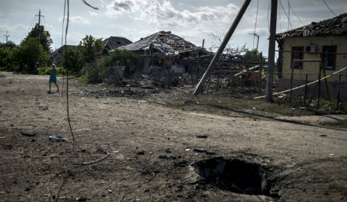 Nhà ở dân thường bị Quân đội Ukraine pháo kích ở miền đông.