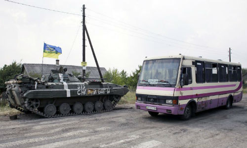 Chuyến xe buýt qua điểm kiểm soát của Quân đội Ukraine.