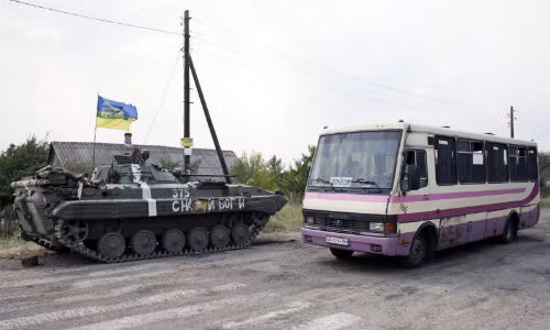 Chuyến xe buýt qua điểm kiểm soát của Quân đội Ukraine.