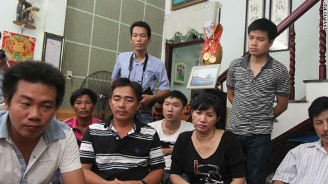 Thuyền viên tàu cá Dna 90152 TS trả lời phỏng vấn CNN.