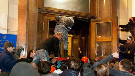 Người biểu tình miền đông Ukraine chiếm tòa thị chính.