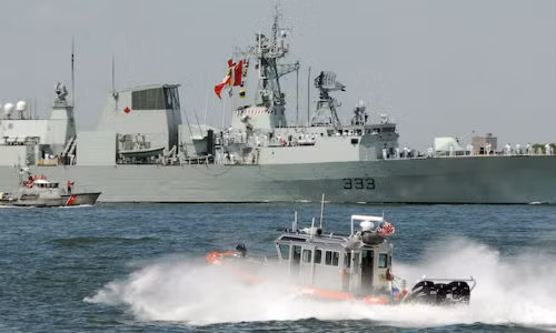 Tàu HMCS Toronto của Hải quân Canada.
