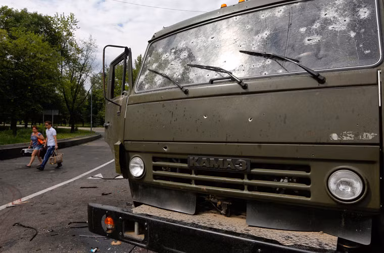 Theo lực lượng Tự vệ Donetsk, họ gặp những thiệt hại nặng nề khi xe chở thương binh từ sân bay Donetsk trở về thành phố bị Quân đội Ukraine phục kích bắn hạ.