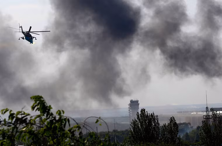 Trực thăng tấn công Mi-24 của các lực lượng vũ trang Ukraine tấn công quân Tự vệ Donetsk tại sân bay quốc tế Donetsk ngày 26/5.