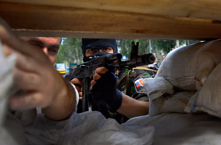 Lực lượng Tự vệ Donetsk cũng tích cực lập thêm những công sự trên đường lên sân bay Donetsk.