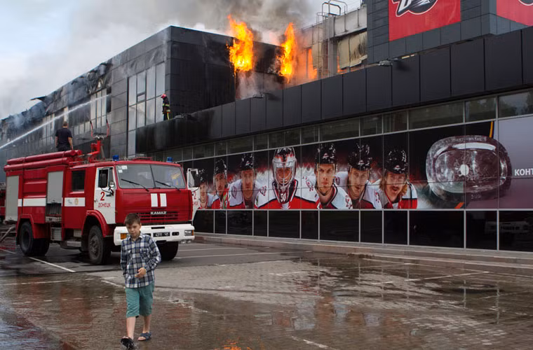 Lực lượng cứu hỏa Donetsk cố gắng dập tắt đám cháy tại khu thể thao Druzhba.