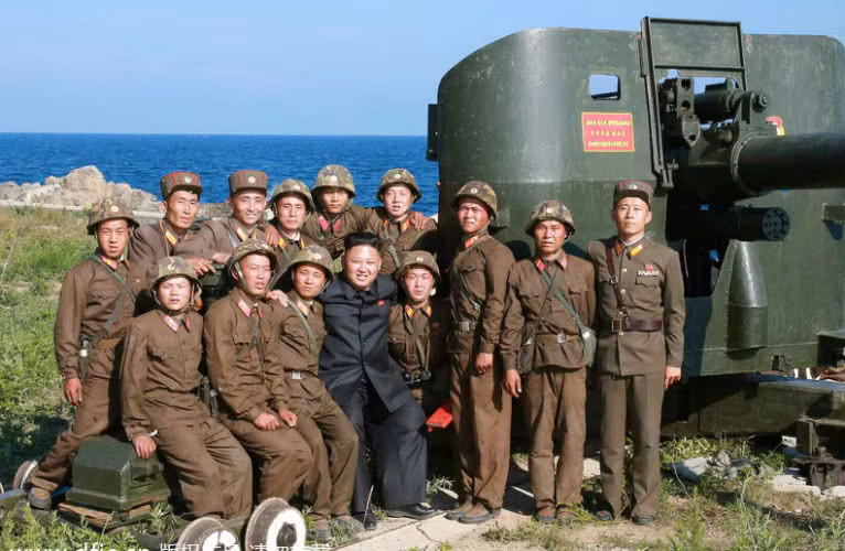 Ông Kim Jong-un nhấn mạnh, các binh sĩ tại đồn cần biến đảo Ung thành "một pháo đài bất khả xâm phạm".