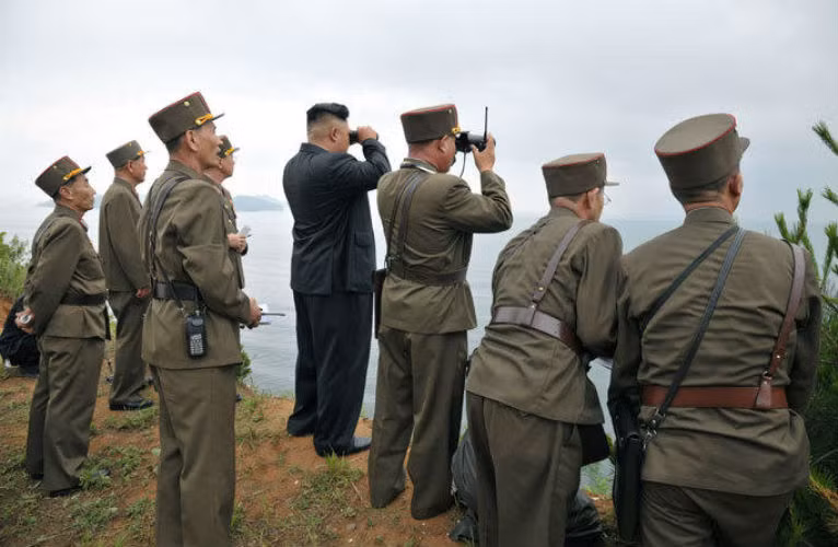 Ông Kim chỉ đạo cuộc tập trận và "hết sức hài lòng khi thấy pháo tấn công chính xác mục tiêu".