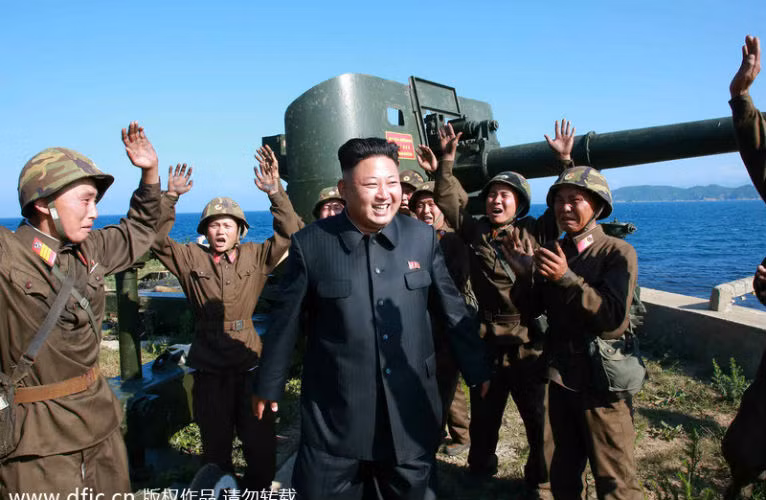 Các binh sĩ tiền đồn chào mừng ông Kim Jong-un đến thăm.