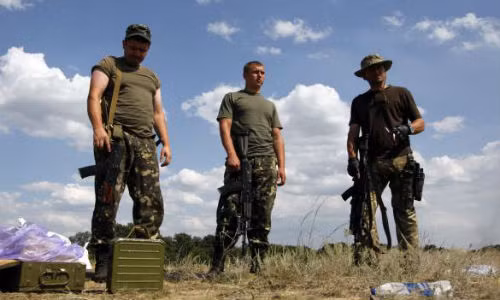 Các binh sĩ Ukraine tại một điểm kiểm soát gần Donetsk.