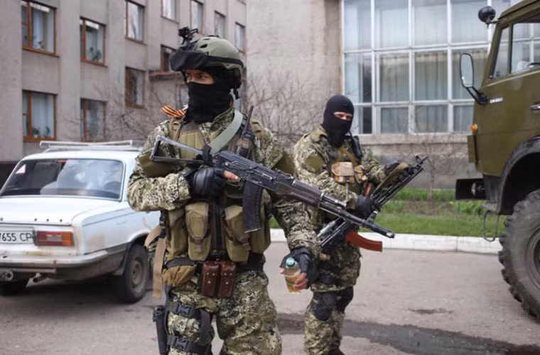 Các phần tử vũ trang ủng hộ thành lập Liên bang Ukraine đang tuần tra bên trong thành phố ngày 15/4 bỏ qua lời kêu gọi đầu hàng của chính phủ Ukraine.