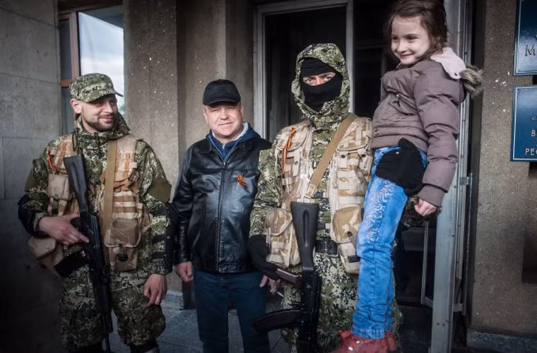 Các phần tử vũ trang tạo dáng chụp ảnh cùng người dân Sloviansk.