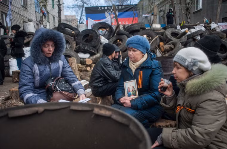 Các phần tử vũ trang đã lập các điểm phòng ngự bằng bánh xe và bao cát xung quanh các tòa nhà bị chiếm đóng. Họ nhận được sự ủng hộ của người dân.