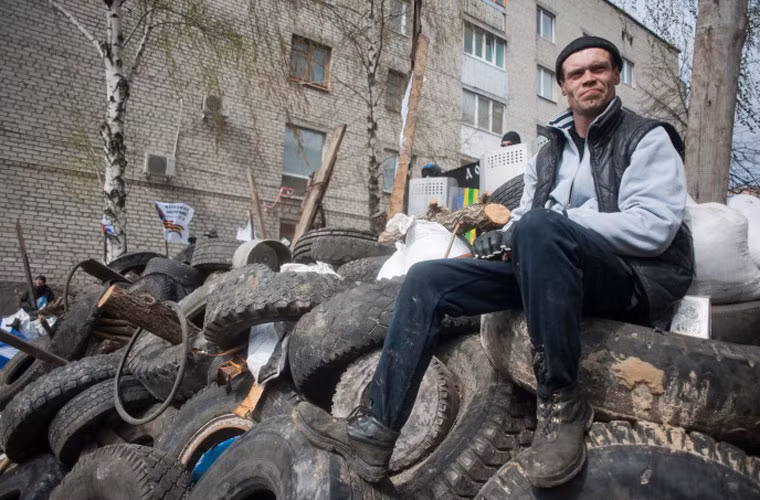 Một người dân Sloviansk tình nguyện gia nhập lực lượng vũ trang.