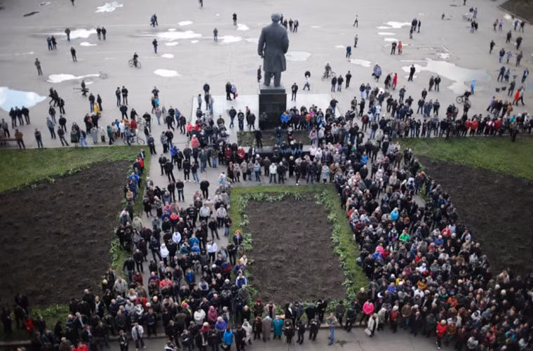 Người dân thành phố Sloviansk tụ tập trước tòa thị chính.