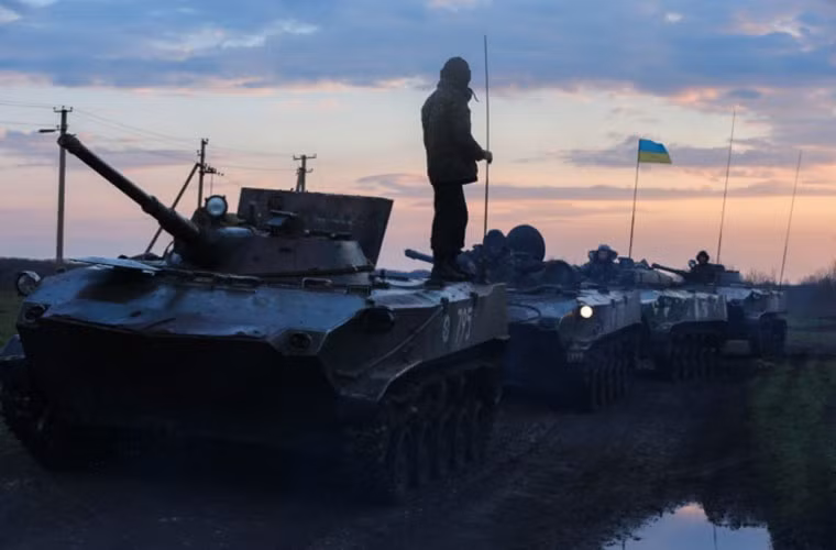 Trước đó, Tổng thống tạm quyền Ukraine đã công bố sẽ sử dụng vũ lực nếu các phần tử vũ trang không buông súng đầu hàng vào ngày 14/4. Trong ảnh là các xe bọc thép chiến đấu của lính dù BMD-1.