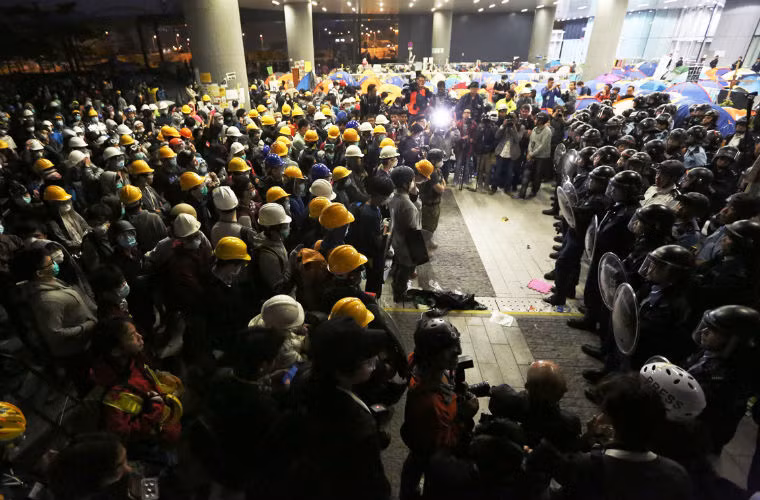 Cảnh sát ngăn cản người biểu tình trước các tòa nhà chính phủ.