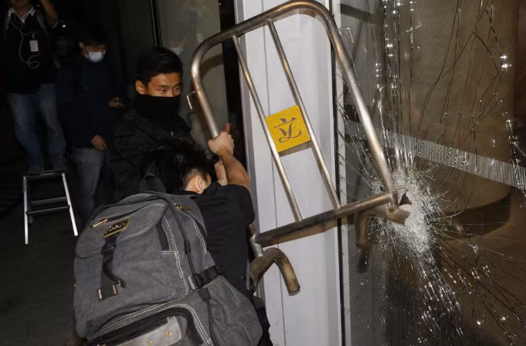 Nỗ lực phá cửa của người biểu tình.