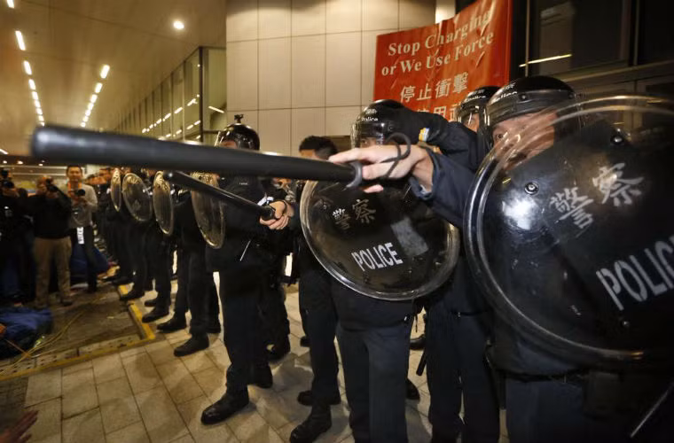 Khoảng 100 cảnh sát chống bạo động với mũ bảo hộ, dùi cui và khiên đã đứng canh ở ngay phía ngoài tòa nhà chính quyền vào lúc sáng sớm ngày 19/11.