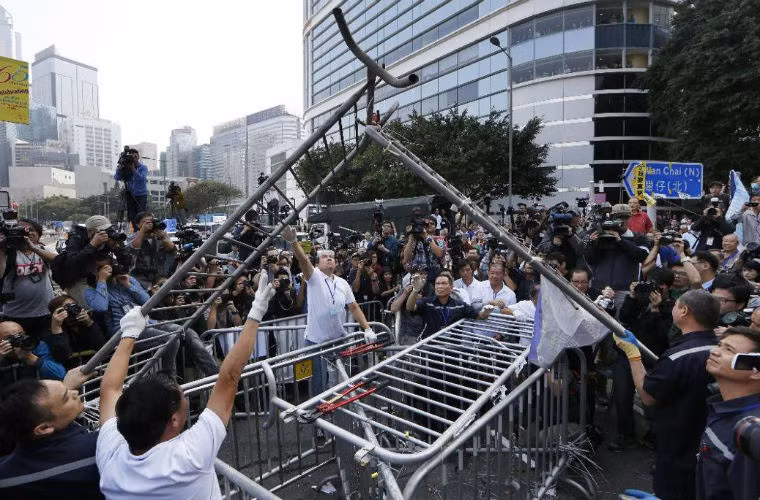 Ngày 18/11, cảnh sát bắt đầu tháo dỡ các chướng ngại vật do người biểu tình lập ra.