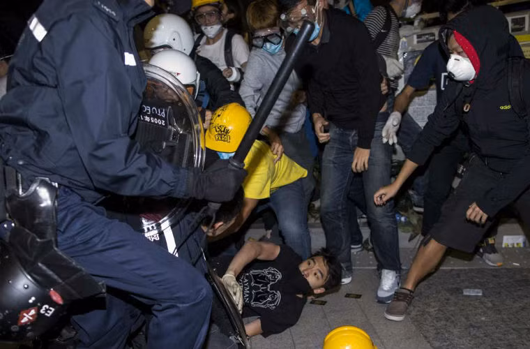 Đụng độ giữa người biểu tình và cảnh sát Hồng Kông.