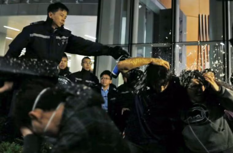 Người biểu tình bị cảnh sát xịt hơi cay đẩy lùi.