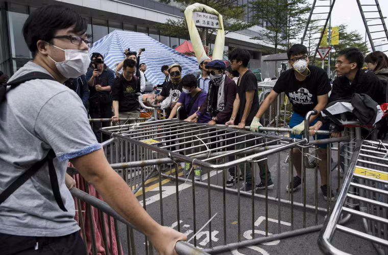 Tuy nhiên, một số người biểu tình bắt đầu di dời các chướng ngại vật chưa được tháo dỡ.