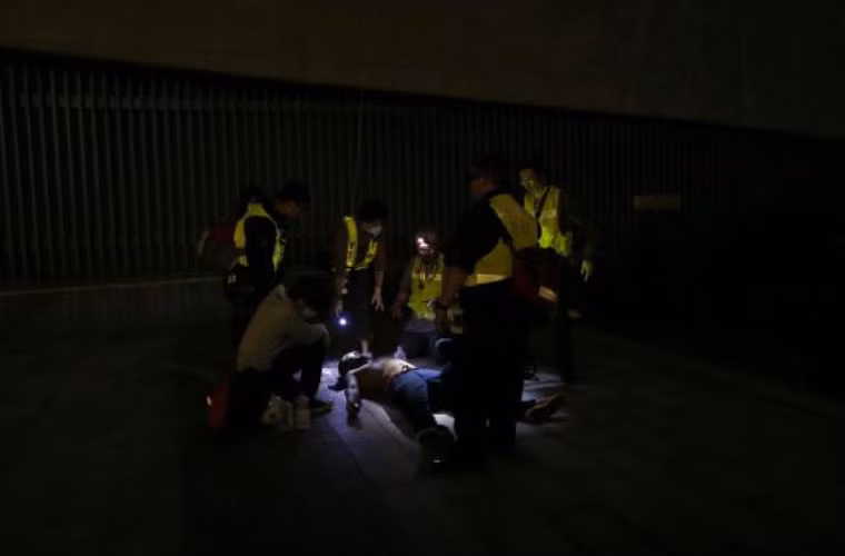 Người biểu tình tụ tập sơ cứu cho 1 thành viên sau cuộc đụng độ với cảnh sát Hồng Kông.