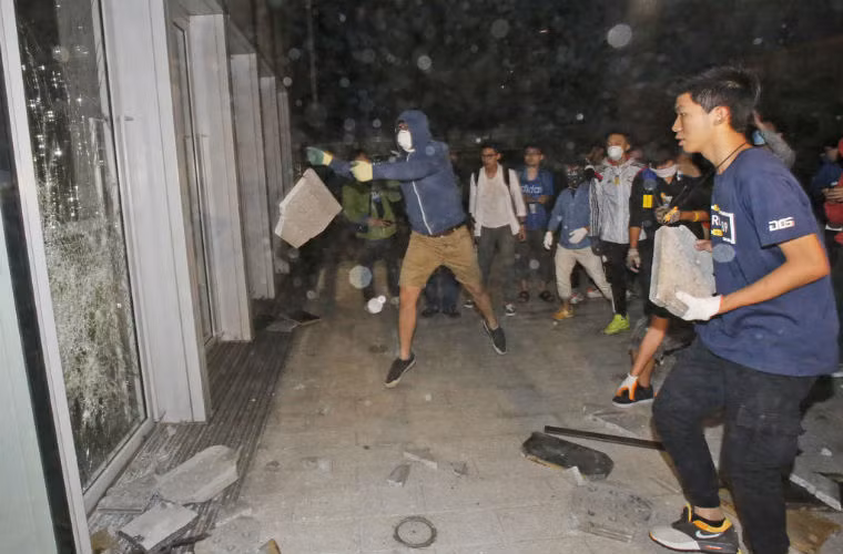 Gạch đá được người biểu tình sử dụng để phá cửa kính tòa nhà chính phủ.