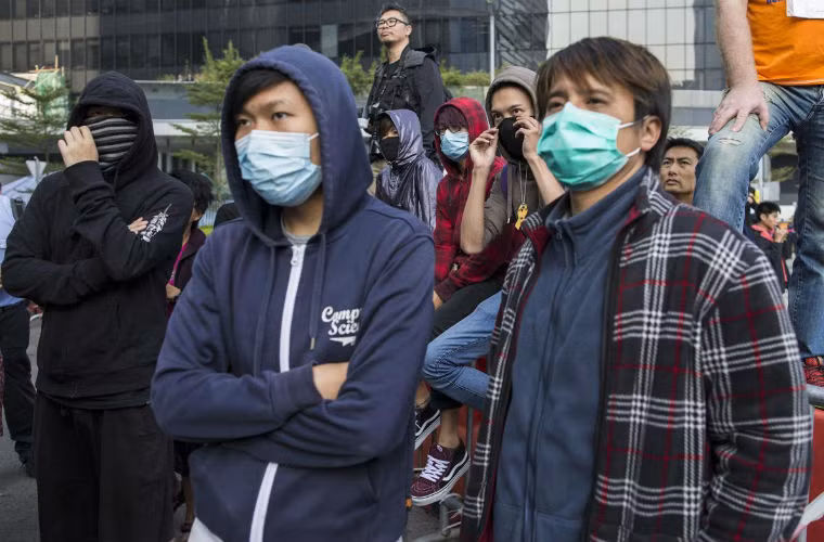 Người biểu tình đứng nhìn cảnh sát tháo dỡ các chướng ngại vật.