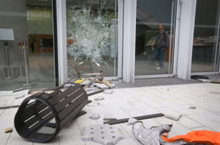 Cửa tòa nhà chính phủ bị đập phá.