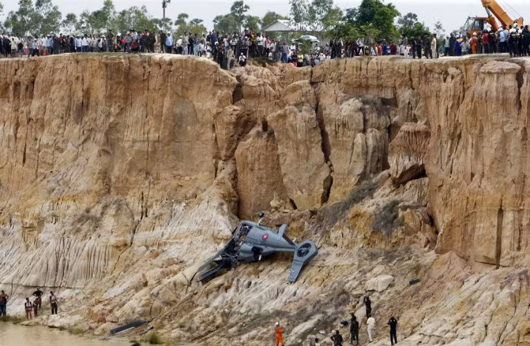 Chiếc trực thăng Z-9 được cho là đã phát nổ trước khi rơi xuống đầm ở ngoại ô Phnom Penh khiến 5 người thiệt mạng và 1 người bị thương.