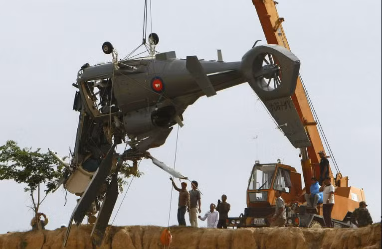 Có 2 vị tướng của Quân đội Hoàng gia Campuchia trên chiếc trực thăng quân sự bị rơi.