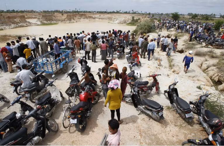 Người dân theo dõi quá trình trục vớt chiếc trực thăng rơi.