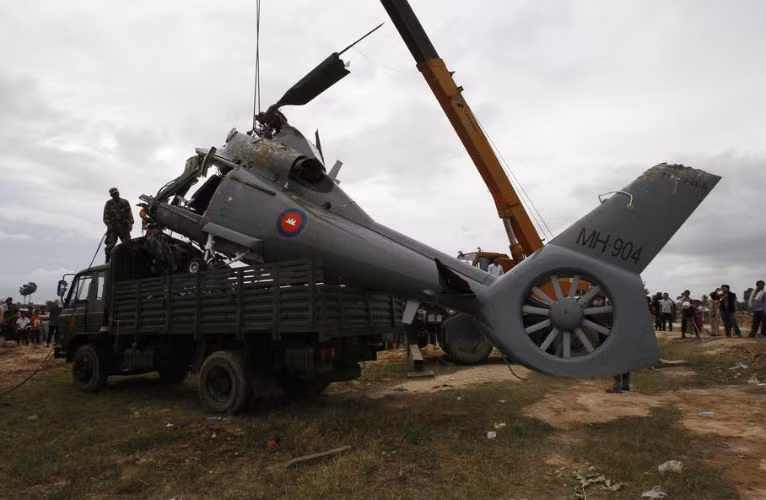 Chiếc trực thăng Z-9 được cẩu lên xe tải chở khỏi hiện trường.