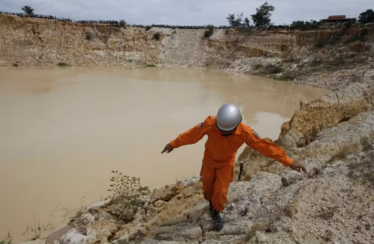 Nhân viên cứu hộ tại khu vực trực thăng Z-9 bị rơi.