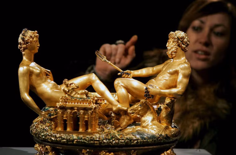 Tác phẩm điêu khắc Saliera của nghệ sĩ Benvenuto Cellini trị giá 55 triệu USD bị mất cắp năm 2003. Năm 2006, tác phẩm được tìm thấy khi bị đốt trong rừng.