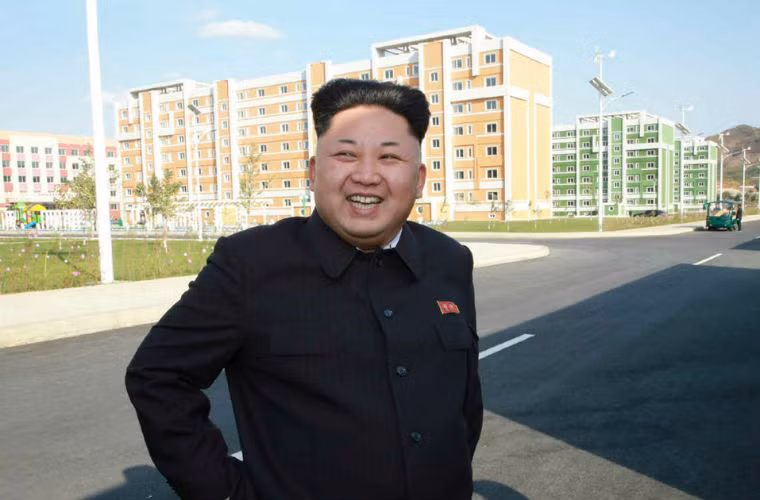 Chủ tịch Triều Tiên Kim Jong-un cười rạng rỡ trong những bức ảnh.