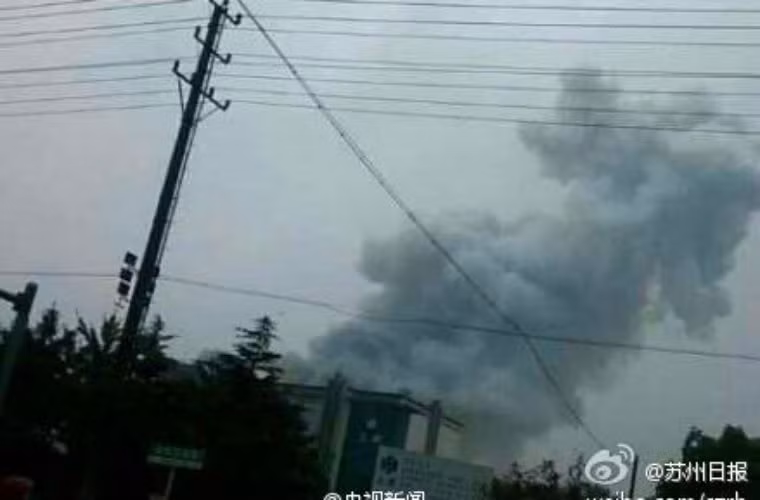 Khói bốc lên từ nhà máy sau vụ nổ.