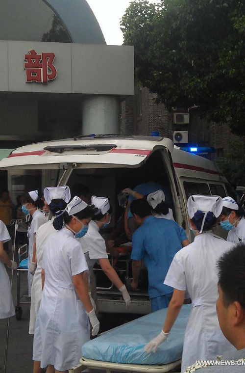 Các bác sĩ đón nạn nhân được chuyển đến.