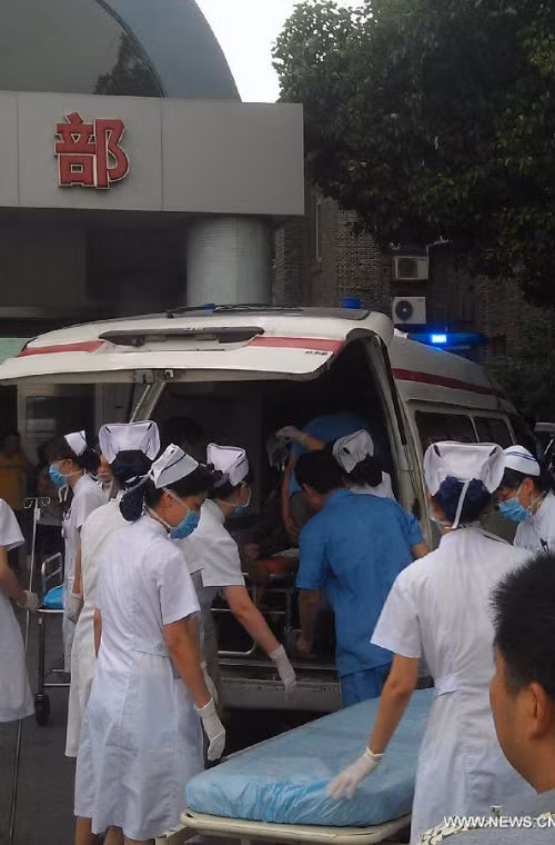 Các bác sĩ đón nạn nhân được chuyển đến.