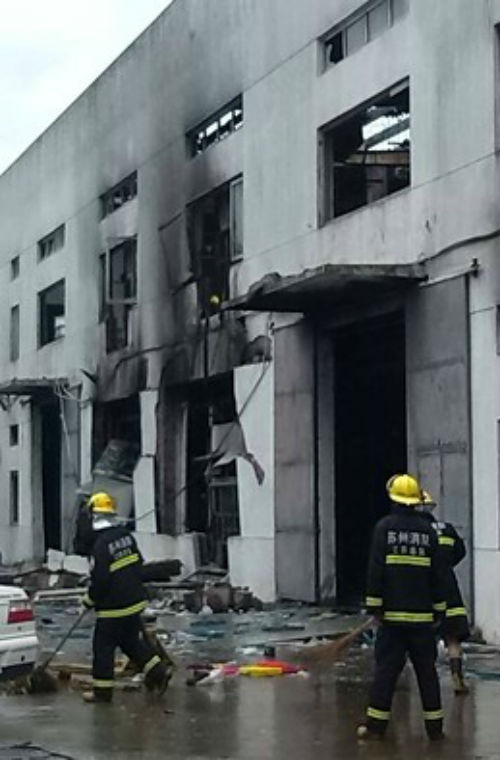 Nhân viên cứu hỏa tại nhà máy sau khi vụ cháy được dập tắt.