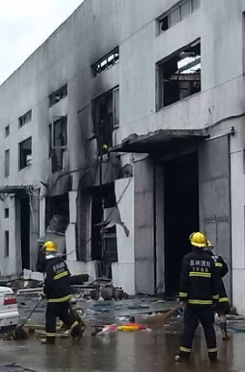 Nhân viên cứu hỏa tại nhà máy sau khi vụ cháy được dập tắt.