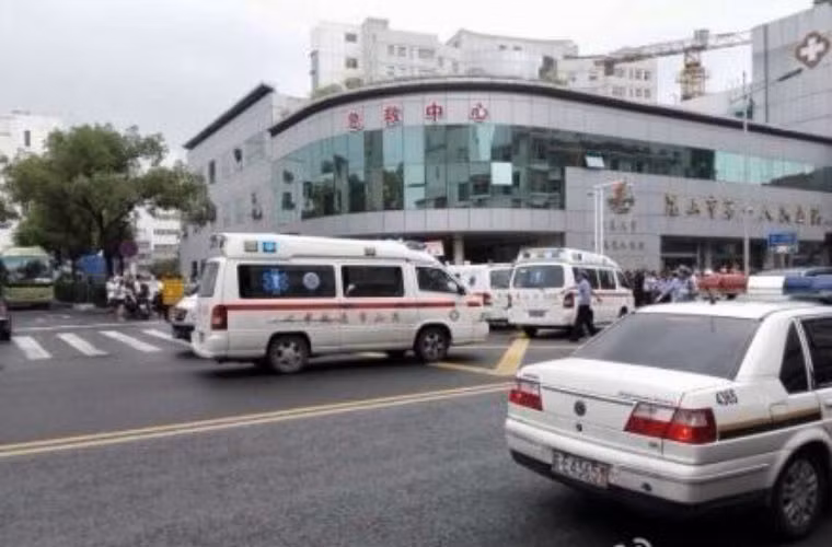 Xe cứu thương đang chuyển các nạn nhân đến bệnh viện.