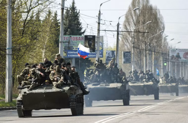 Bước ngoặt của ngày thứ 2 xảy ra khi một đoàn 6 xe bọc thép và hàng chục binh sĩ của chính phủ Ukraine ngả sang ủng hộ phe đối lập tại Kramatorsk.