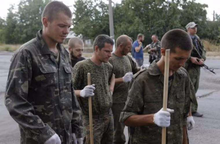 Các binh sĩ trở về nhà tù sau giờ lao động công ích.