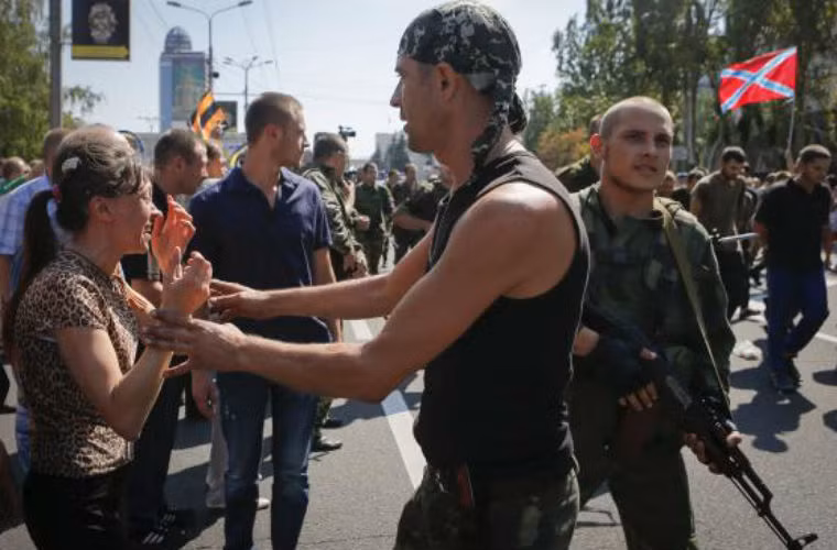 Binh sĩ ly khai ngăn người dân tiếp cận tù binh.